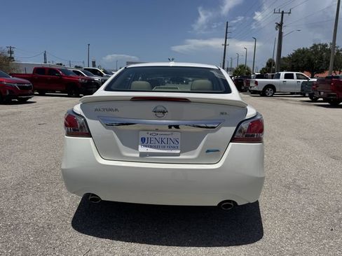 Used 2014 Nissan Altima 2.5 SL w/ Moonroof Package FWD image 6