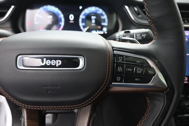Used 2025 Jeep Grand Cherokee Summit AWD/4WD image 14