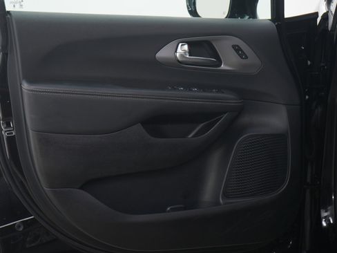 Used 2025 Chrysler Pacifica Select FWD image 24
