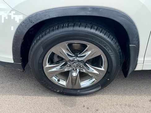 Used 2019 Toyota Highlander Limited Platinum AWD/4WD image 16
