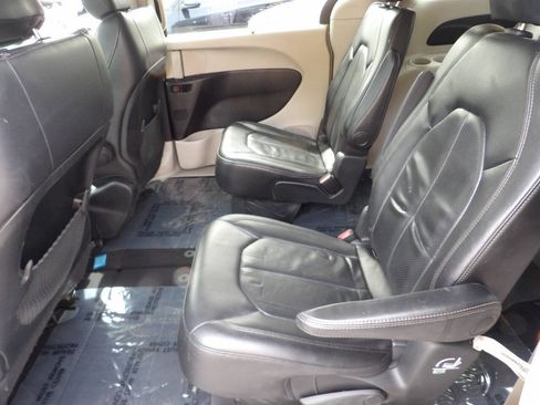 Used 2019 Chrysler Pacifica Touring-L FWD image 9