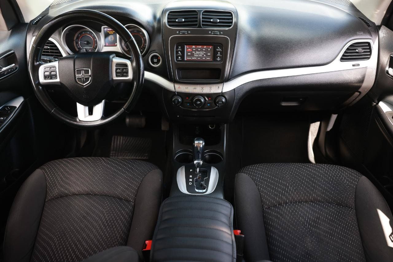 Used 2018 Dodge Journey SE w/ Connectivity Group FWD image 2
