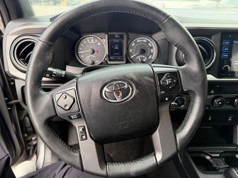 Used 2017 Toyota Tacoma SR5 AWD/4WD image 12