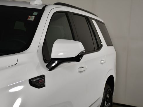Used 2025 GMC Yukon AT4 AWD/4WD image 13