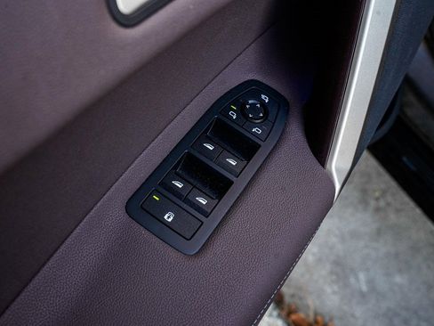 Used 2024 BMW iX xDrive50 w/ Premium Package image 9