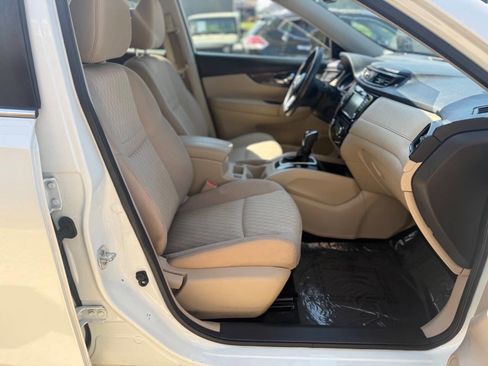 Used 2017 Nissan Rogue SV w/ SV Premium Package image 12