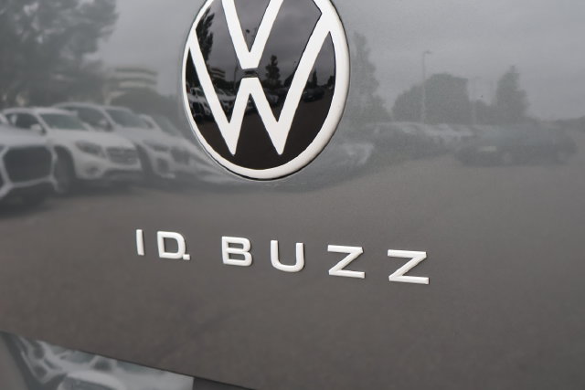 Certified 2025 Volkswagen ID. Buzz Pro S Plus AWD/4WD image 8