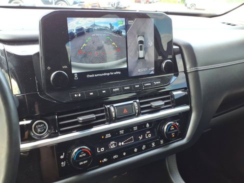 Used 2023 Nissan Pathfinder Platinum AWD/4WD image 19