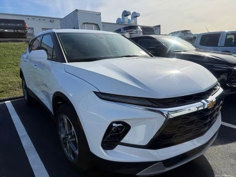 Used 2025 Chevrolet Blazer LT image 3