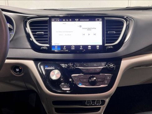 Used 2024 Chrysler Pacifica Touring-L FWD image 7