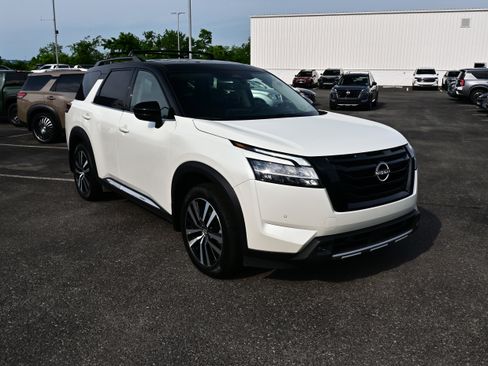 Certified 2024 Nissan Pathfinder Platinum AWD/4WD image 2
