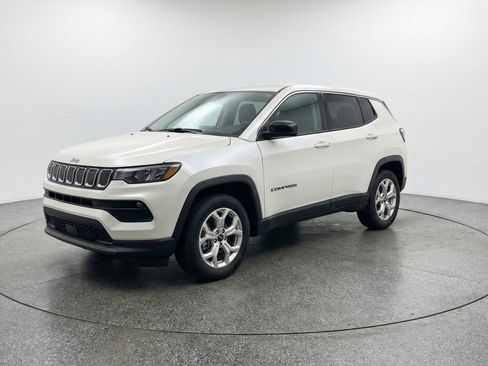 Used 2025 Jeep Compass Latitude image 3