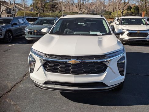 New 2026 Chevrolet Trax LT w/ Driver Confidence Package FWD image 2