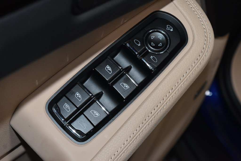Used 2026 Porsche Macan AWD/4WD image 8