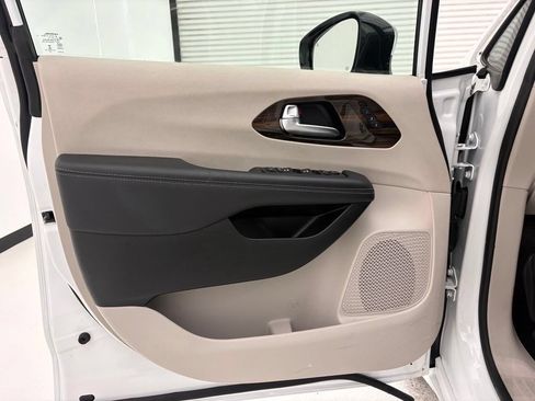 Used 2023 Chrysler Pacifica Limited FWD image 25