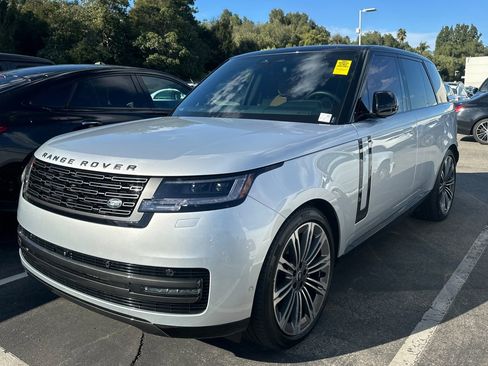 Used 2025 Land Rover Range Rover SE image 2