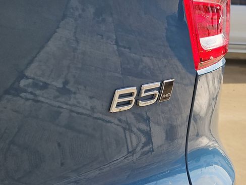 Certified 2023 Volvo XC40 B5 Plus w/ Driver Assist Package image 31