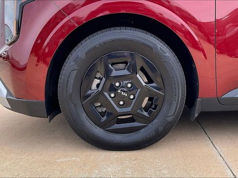 Used 2025 Kia Carnival image 8