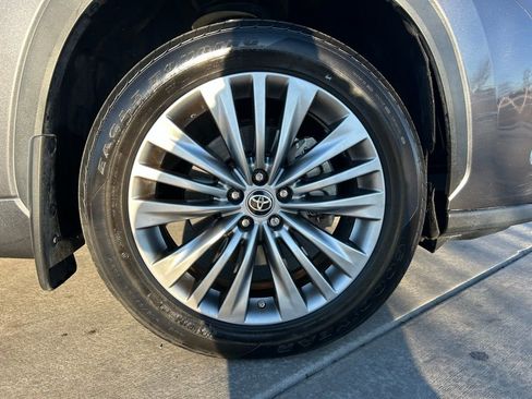 Used 2022 Toyota Highlander Platinum image 34