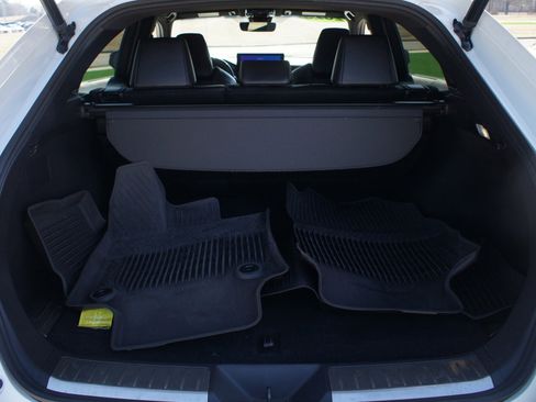 Used 2023 Toyota Venza XLE image 16