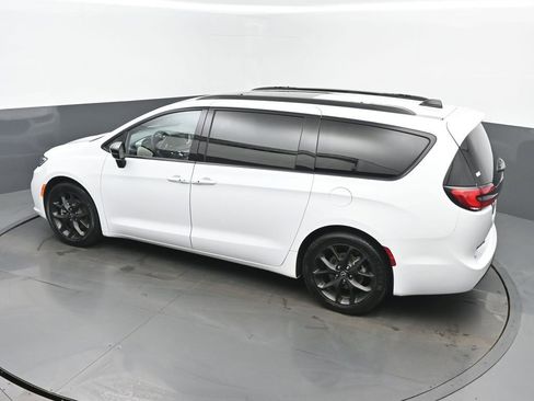 Used 2025 Chrysler Pacifica Limited image 40
