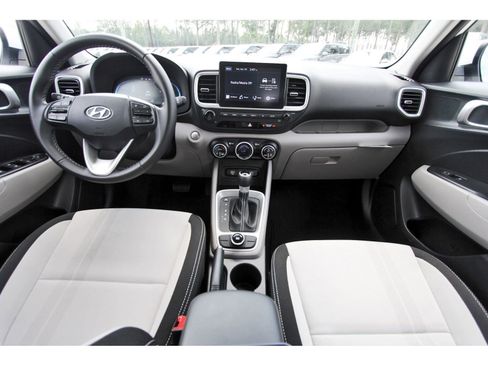 Used 2025 Hyundai Venue SEL FWD image 11