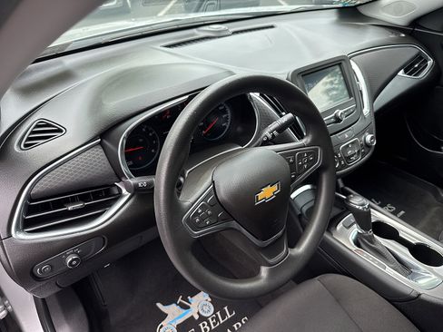 Used 2018 Chevrolet Malibu LT FWD image 32