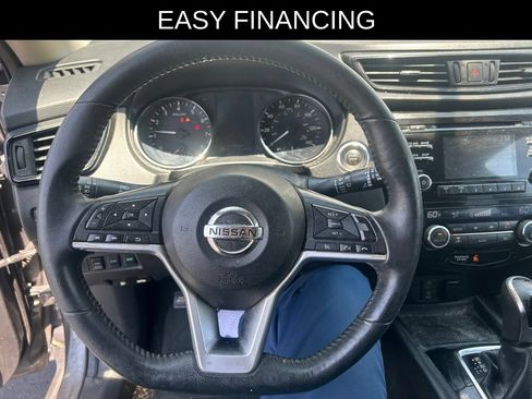Used 2017 Nissan Rogue SV AWD/4WD image 16