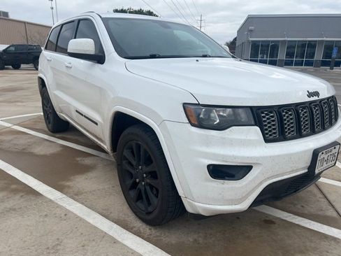 Used 2017 Jeep Grand Cherokee Altitude image 2