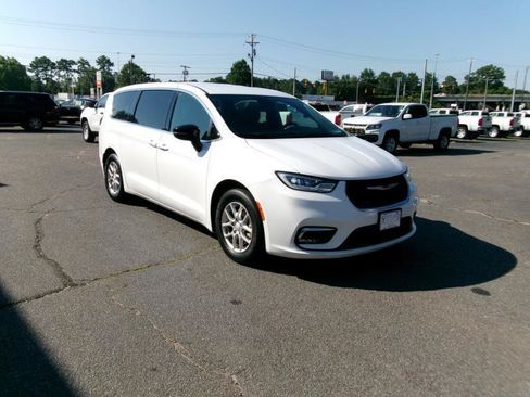 Used 2025 Chrysler Pacifica Select FWD image 4