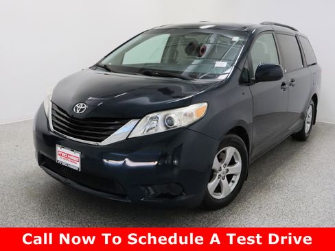 Used 2011 Toyota Sienna LE image 2