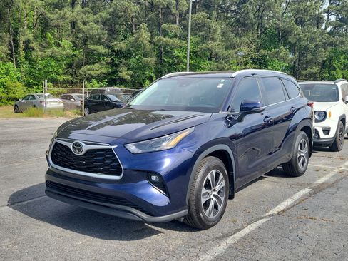 Used 2023 Toyota Highlander XLE FWD image 3