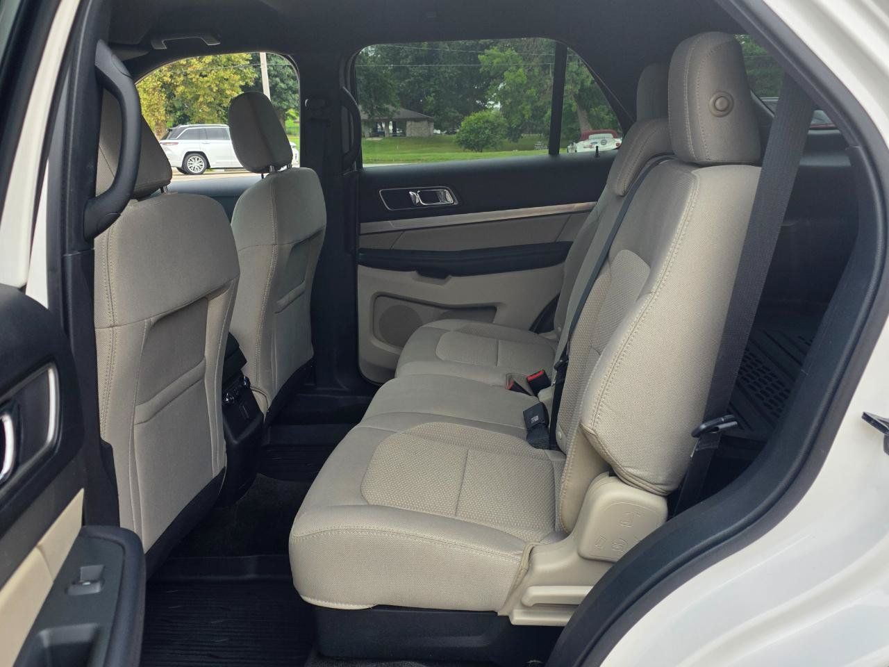 Used 2018 Ford Explorer XLT w/ Equipment Group 201A FWD image 11