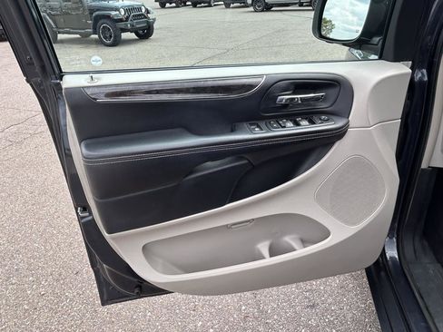 Used 2013 Chrysler Town & Country Touring FWD image 14