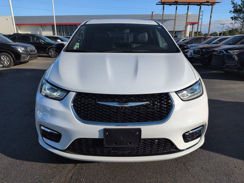 Used 2025 Chrysler Pacifica Select FWD image 8
