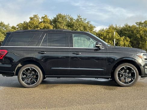 Used 2023 Ford Expedition Limited image 3