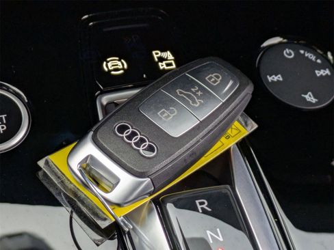 Used 2025 Audi Q4 e-tron Prestige image 32