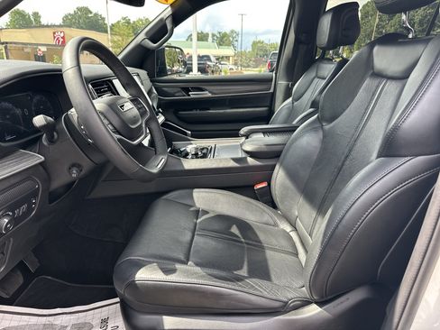 Used 2024 Jeep Wagoneer Series III AWD/4WD image 10