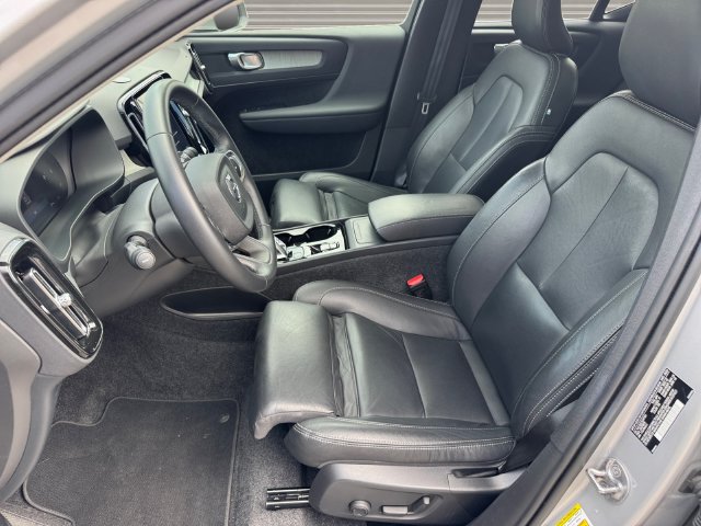 Used 2025 Volvo XC40 B5 Plus AWD/4WD image 10