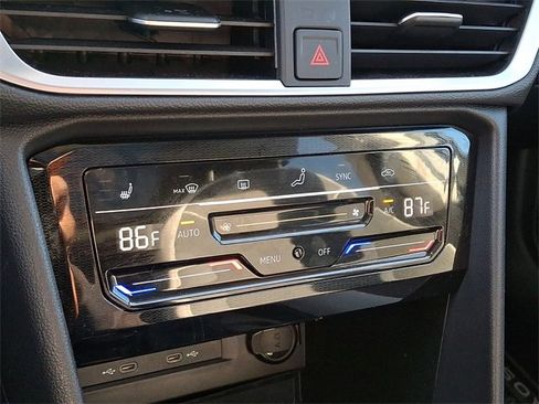 Used 2025 Volkswagen Taos SE w/ Panoramic Sunroof Package image 17