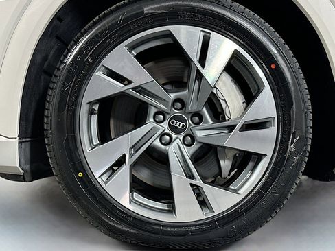 Used 2021 Audi e-tron Premium w/ Convenience Plus Package image 11