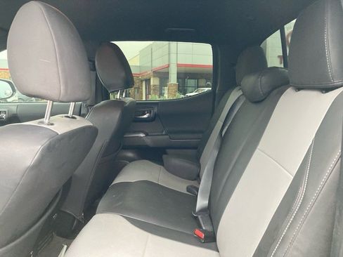 Used 2018 Toyota Tacoma TRD Sport w/ Technology Package image 12