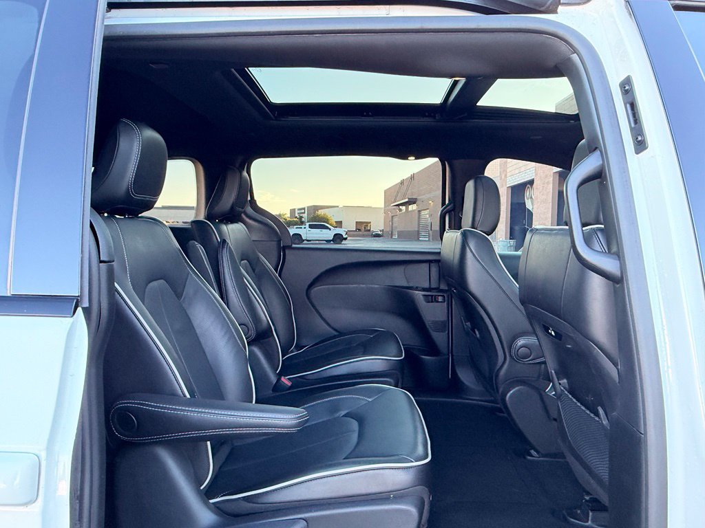 Used 2023 Chrysler Pacifica Limited w/ S Appearance Package FWD image 15