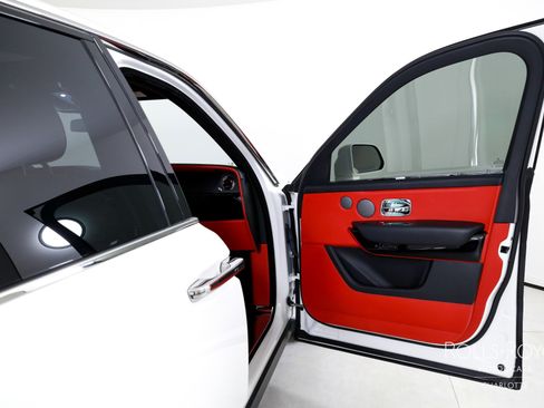 Used 2020 Rolls-Royce Cullinan image 32