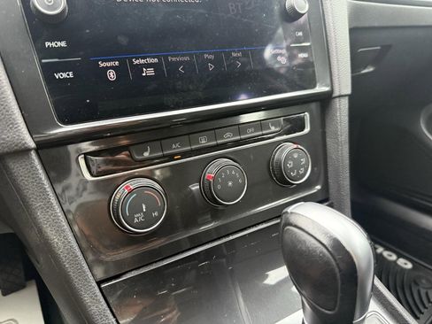 Used 2019 Volkswagen Golf SE image 33