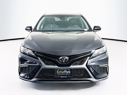 Used 2022 Toyota Camry SE image 2