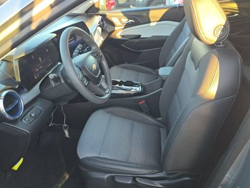 Used 2025 Chevrolet Trax LT FWD image 7