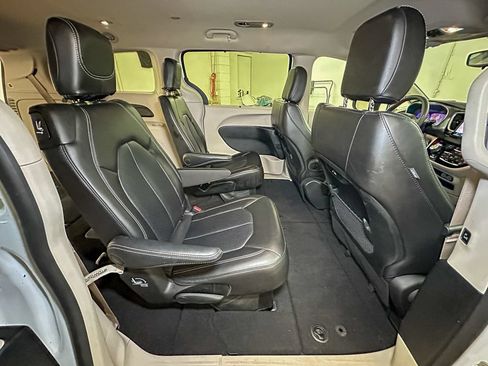 Used 2023 Chrysler Pacifica Touring-L FWD image 27