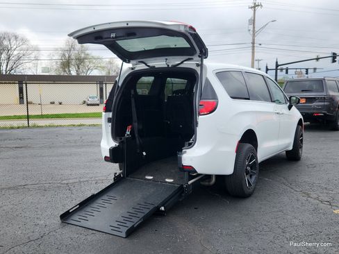 Used 2024 Chrysler Pacifica Touring FWD image 21