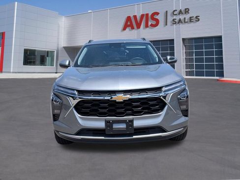 Used 2025 Chevrolet Trax LT w/ LT Convenience Package FWD image 2